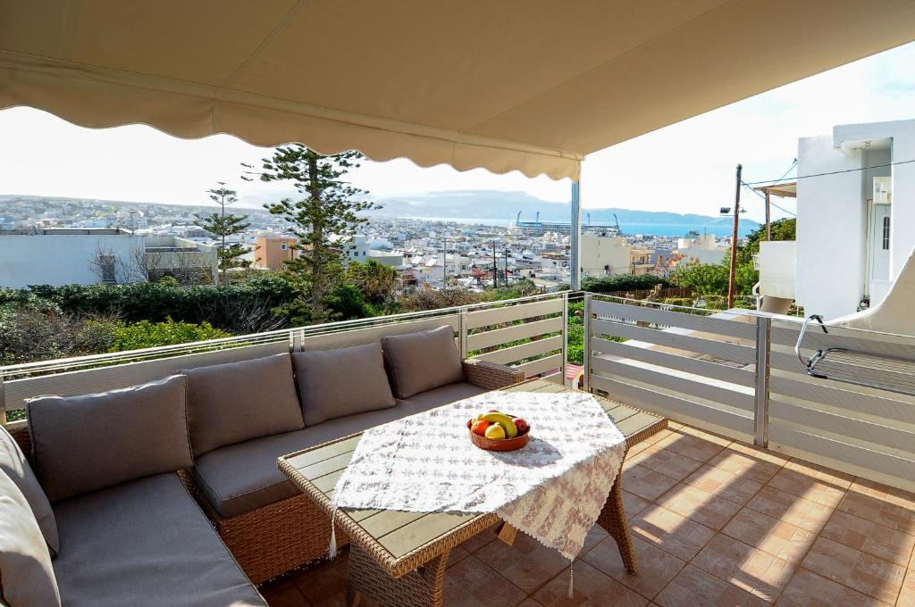 Heraklion Villa | Διώροφη βίλα με θέα στη θάλασσα και στο βουνό