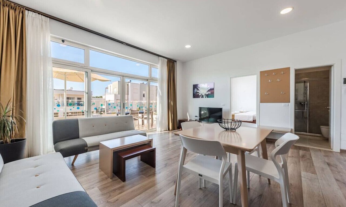Qerek Apartment | 1-Bedroom Retreat at Gjiri i Lalzit - Zambaku by PikHost