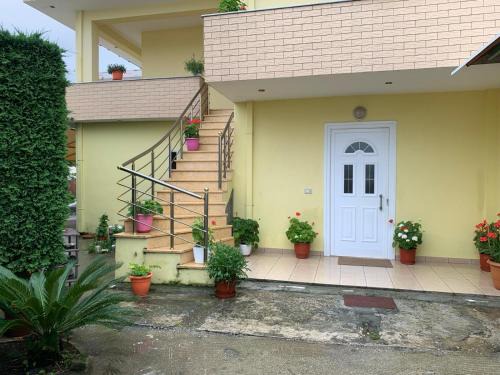 Fier Villa | 4 Bed Villa - Sleeps 9 - Pets - Garden - Parking