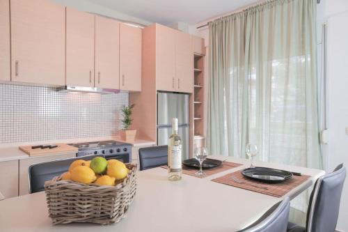 Pavlos Melas Apartment | 5 min from Papageorgiou Free Indoor Parking