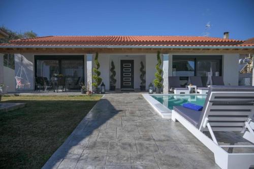 Notos Villa | 6 Bed Villa - Sleeps 15 - Pets - Pool - Jacuzzi