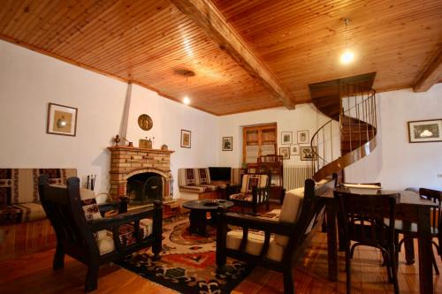 Eptalofos House | 7hills Traditional Guesthouse By the Waterfall