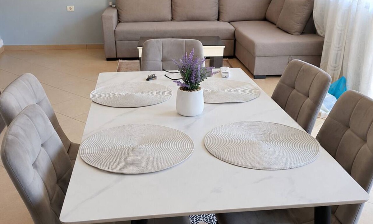 Mbrostar-Urë House | A holiday home in a quiet neighborhood 5 minutes walking distance from the sea.