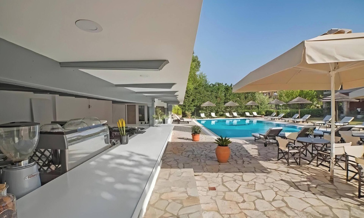 Tzavros Apartment | Apartment 'Corfu Club Executive Suite' with Shared Pool, Wi-Fi and Air Conditioning