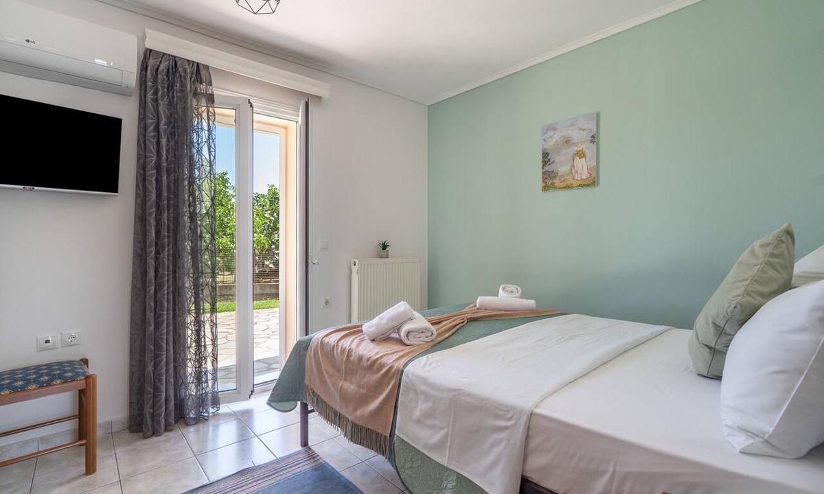 Mesolongi Apartment | Apartment 'Flo's 6' with Shared Garden, Wi-Fi and Air Conditioning