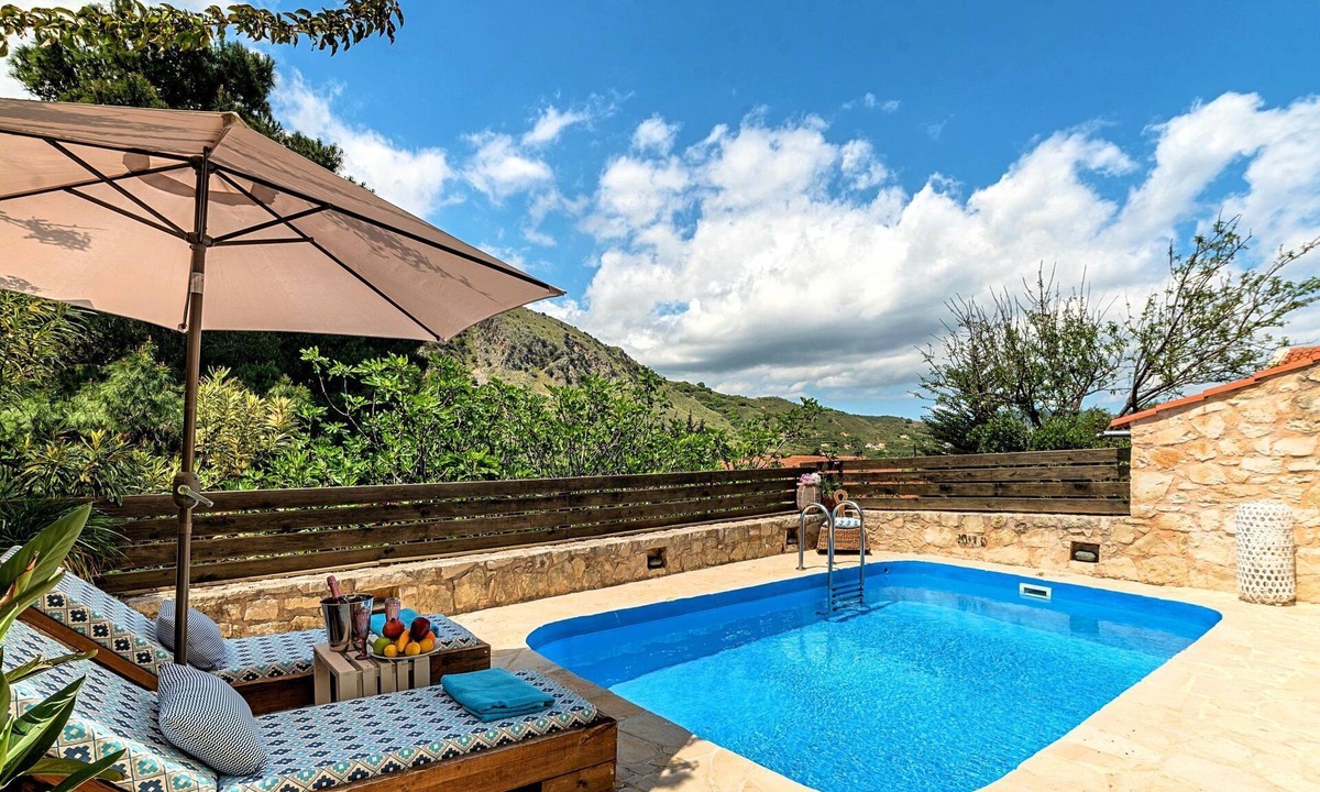 Kavallos House | Apple Green Villa Privater Pool by Interhome