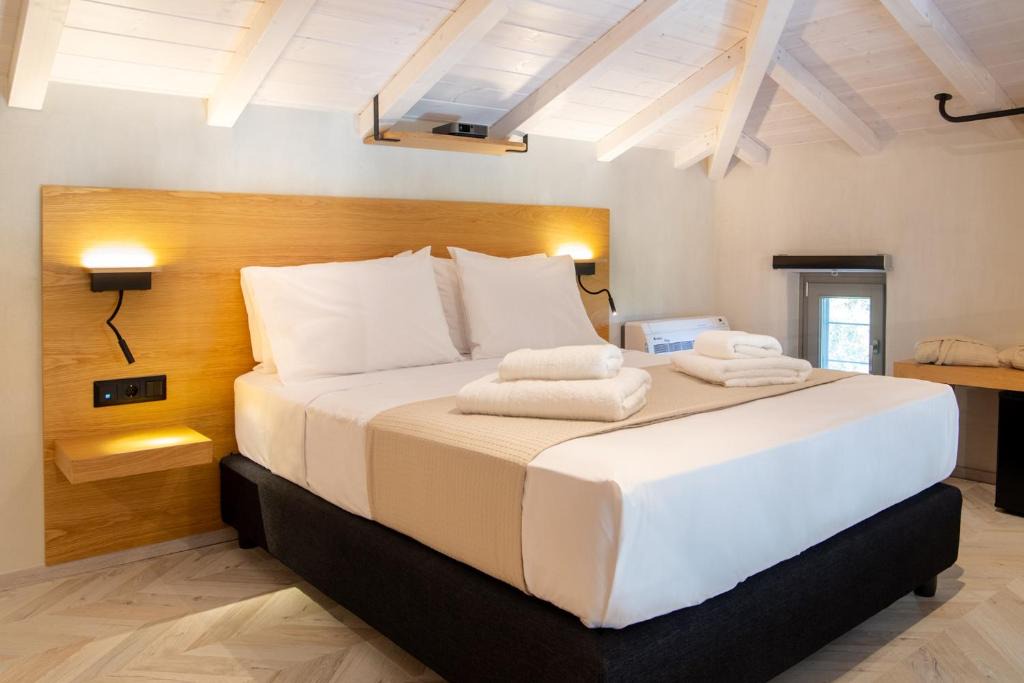 Zagora-Mouresi Villa | Aquanera Villas - Sunrise View Retreat with Private Pool- 5 minutes from the beach- By Villa Mana Gers