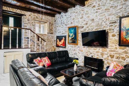 Pagi House | Art House Near to Saint George Beach by Konnect