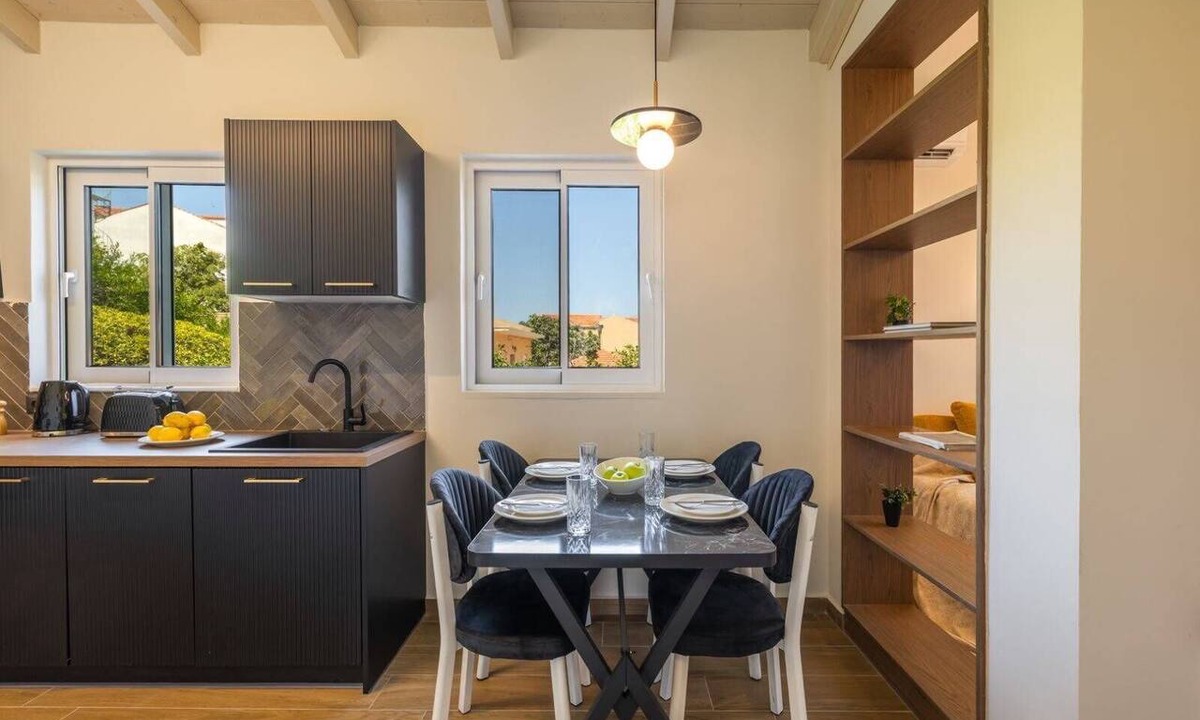 Argostoli Town Apartment | Art Suites Argostoli - Stylish Central Apartment with Balcony