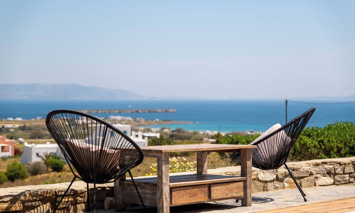 Paros Villa | Artist Villa.1km Beach.2 king beds/3 bathrooms. Bijoux design Sleeps 6. Jacuzzi.