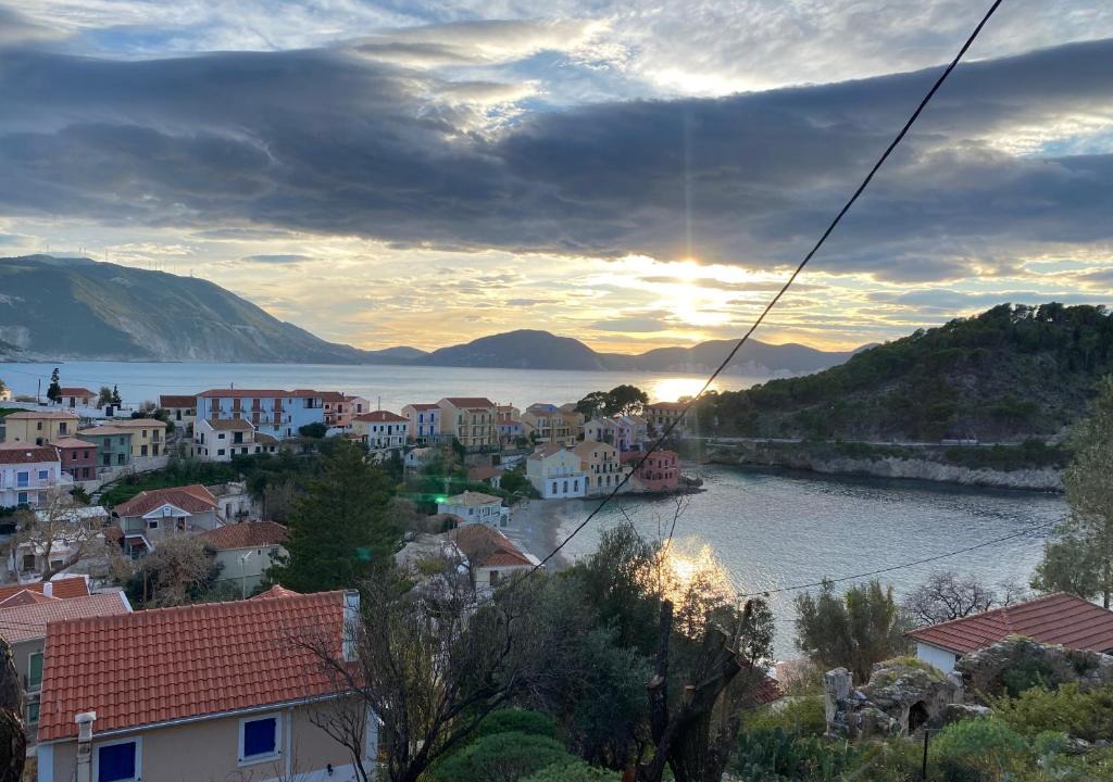 Frourion Apartment | Assos Caldera