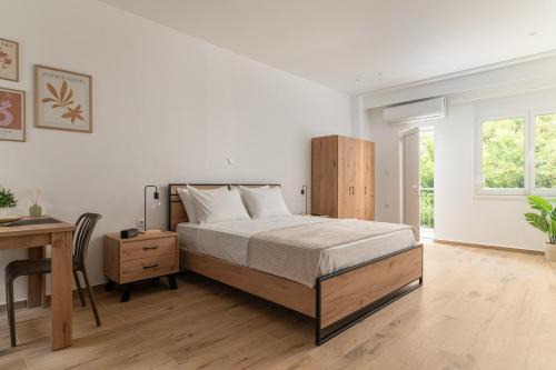 Platia Viktorias Apartment | Athens Urban Vibes 4 Quiet Balcony Peaceful