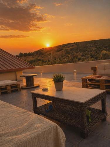 Mytilene House | Balcony Bliss Retreat- Family Friendly