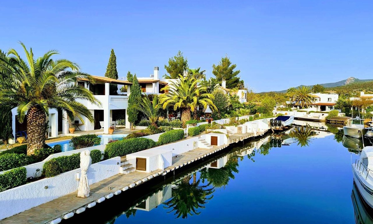 Plepi Apartment | Beach Loft Apartment with Sea View, Wi-Fi, and Air Conditioning