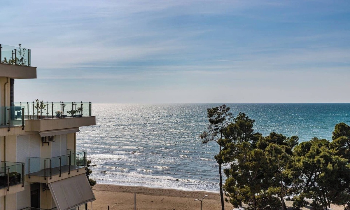 Shengjin Apartment | Beachfront Apartment with Pool Access by PikHost