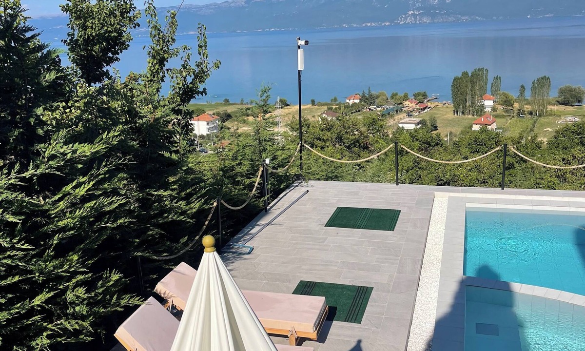 Udenisht Apartment | Bella Vista Lake Villa Jacuzzi Balcony Perfect for Groups