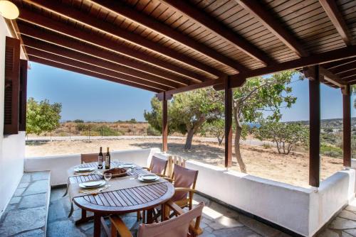 Naxos House | Black Sand