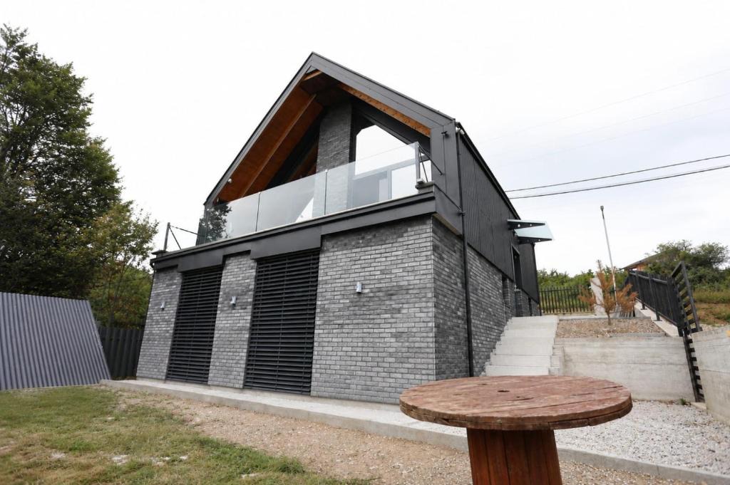 Hoçë e Qytetit Villa | Black Villa