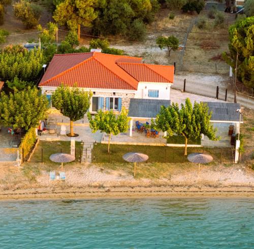 Gialtra Villa | Bluevera seafront villa-Aidipsos bay