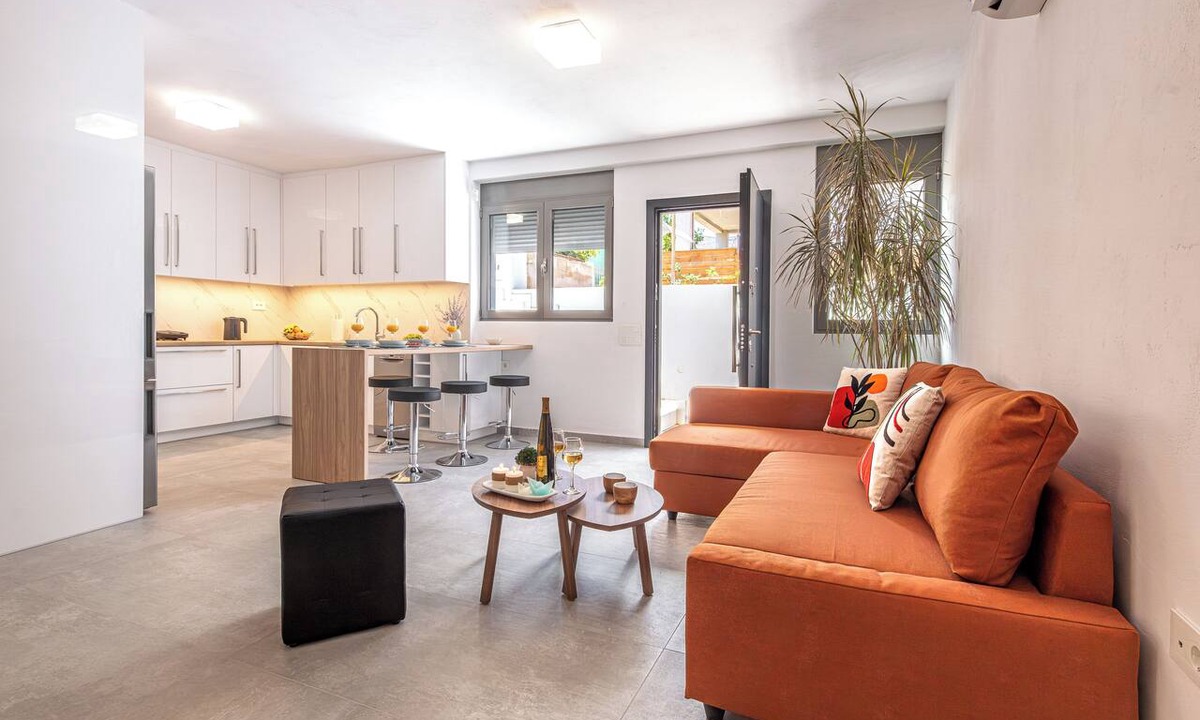 Porto Rafti Apartment | Bright home 200m from the Beach