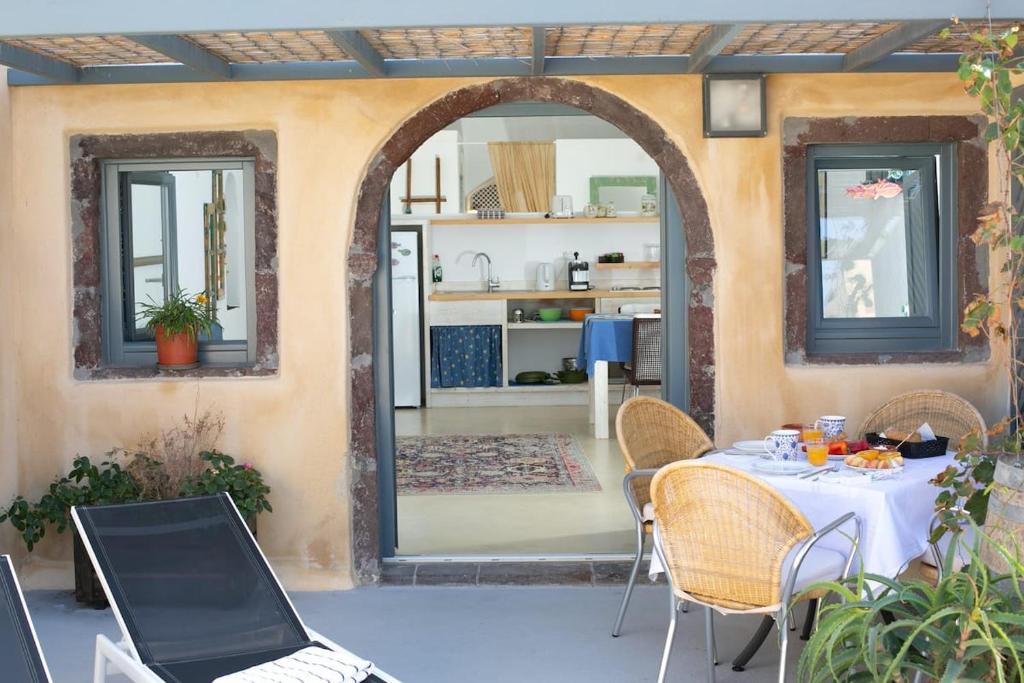 Finikia Apartment | Casa Itaca luxury apartments with private jacuzzi and sea view in Foinikia - Oia