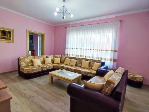 Gjirokaster Apartment | Cheerful 2 bedroom villa with free parking.