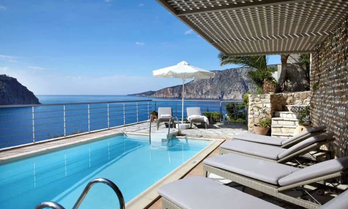 Frourion House | Chic 3-BR Villa Infinity Pool Sunset View