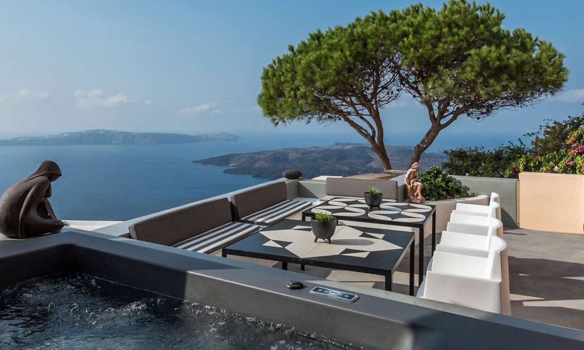 Fira Villa | Coat of Arms Mansion