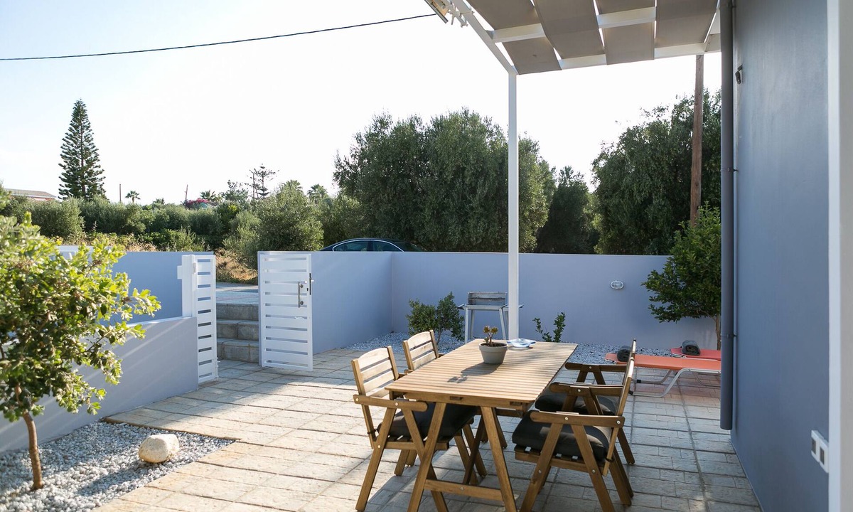 Kato Gouves House | Cozy Apt Near the Sea with Private Yard & Parking