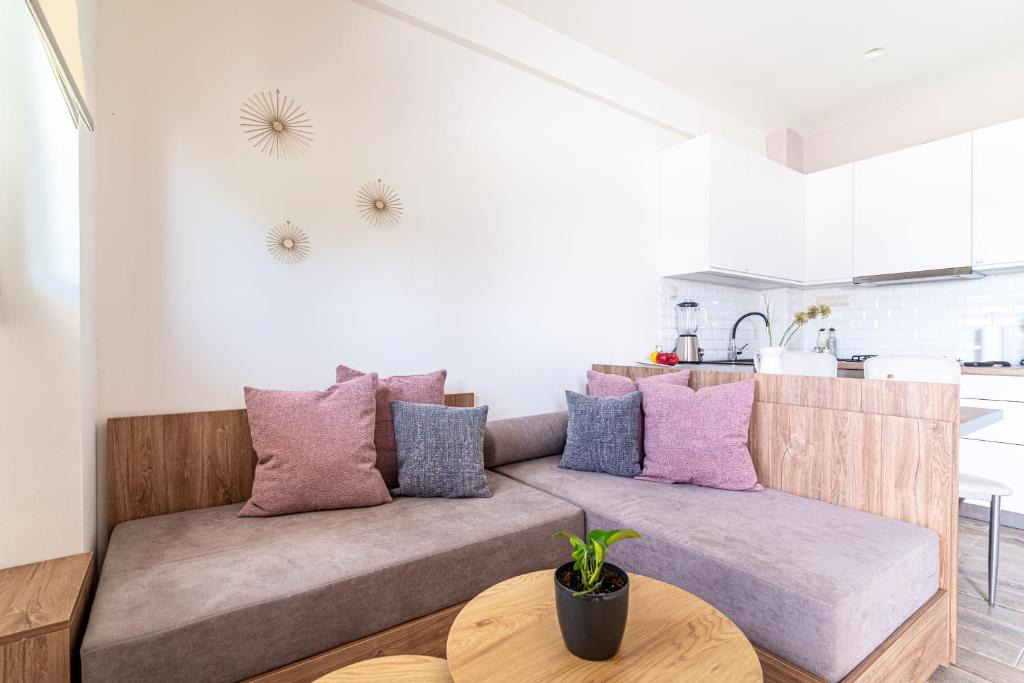 Malevizi Apartment | Cozy House with Pool near Beach