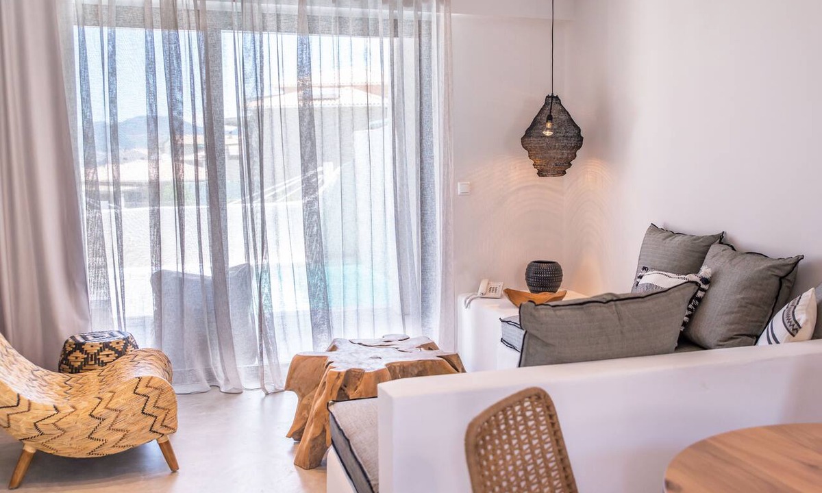 Nikiana Hotel | Crystal Waters