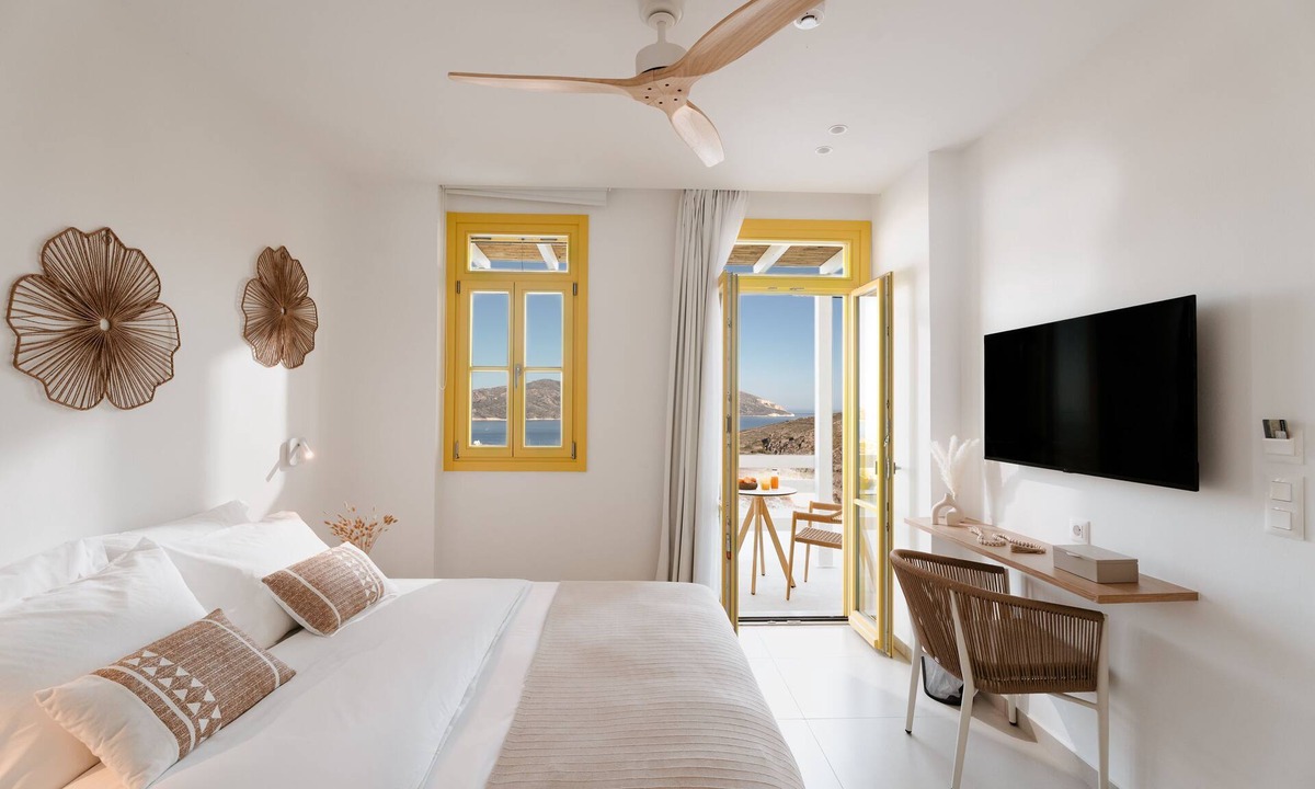 Psathi House | Deluxe Suite with Shared Pool and Seaview