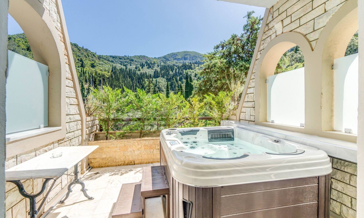 Agios Gordios Apartment | Doliva John Apartment with Private Jacuzzi, Mountain View and Air Conditioning