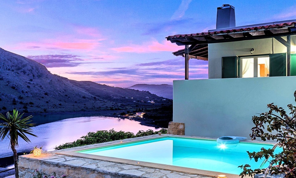 Kavallos House | Du Lac Alpha Villa Privater Pool by Interhome