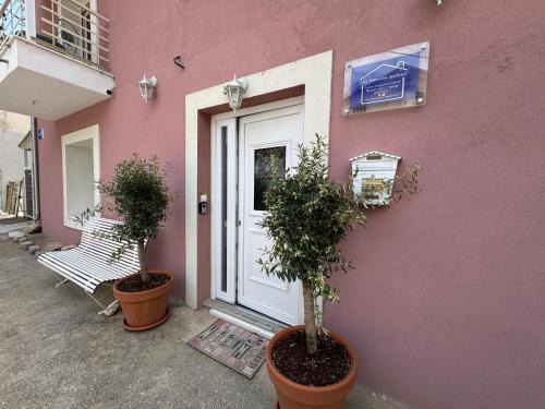 Drama Apartment | Estia Alternative Apartment