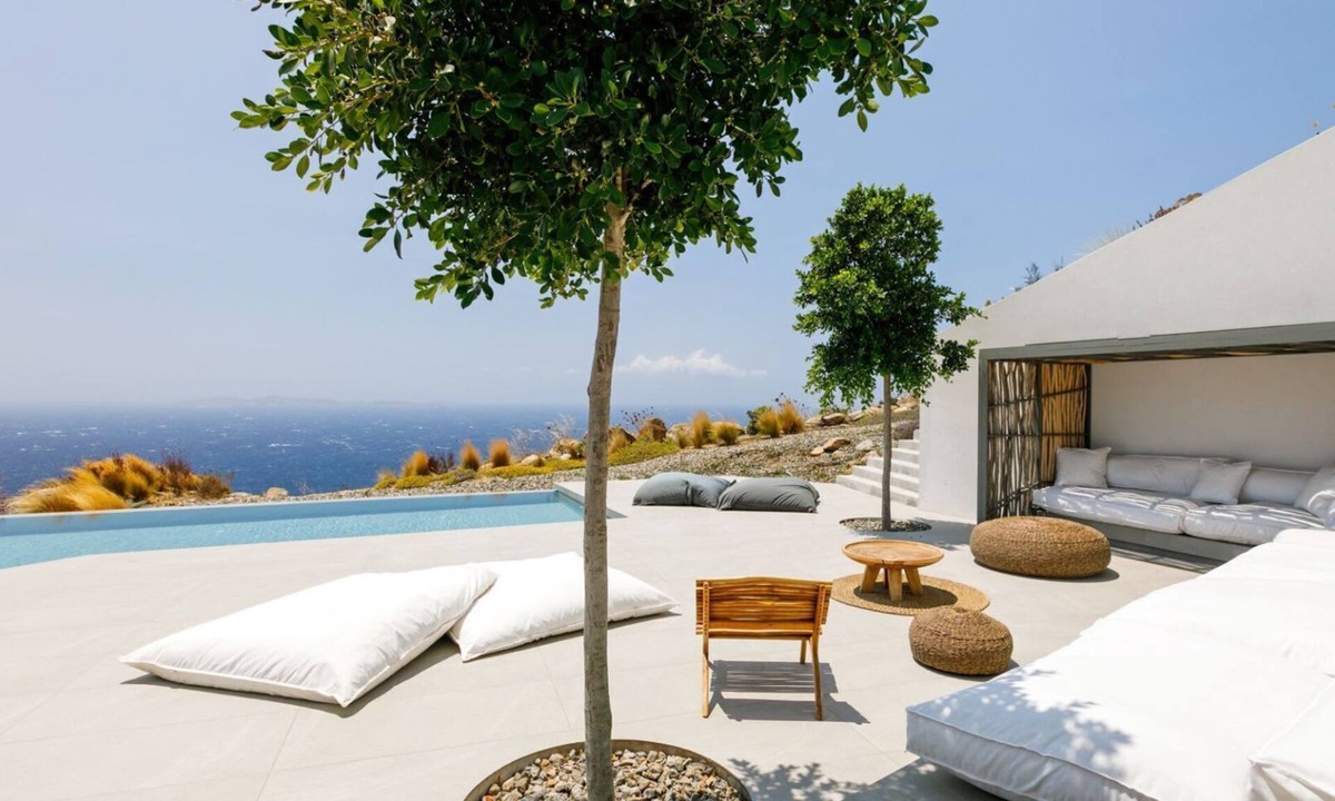 Agios Stefanos Villa | Exclusive Villa Overlooking Agios Stefanos Bay
