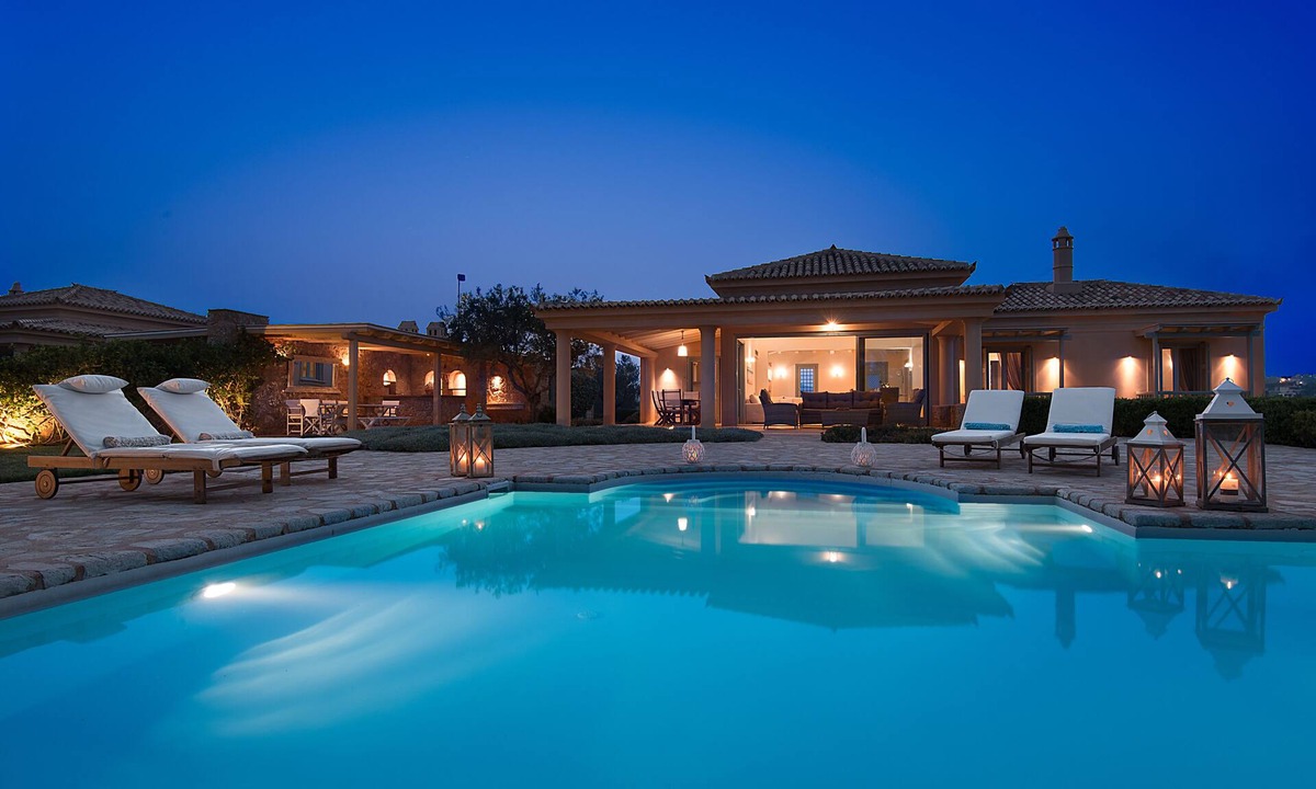 Kilada Villa | EXQUISITE SEAFRONT VILLA EMERALD WITH PRIVATE INFINITY POOL ON THE SHORE