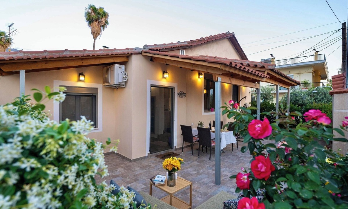 Anatolikos Sinikismos House | Family friendly|Beach-1minWalk|Outdoor shower|Full Kitchen| Large Front Yard