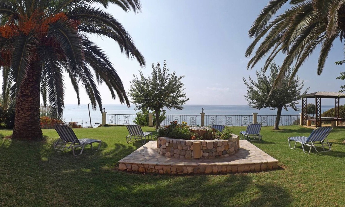 Agios Matthaios House | Family- Friendly House On The Beach