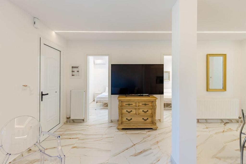 Molaoi Apartment | Forty-Two Bright 2-Bedroom Retreat in Molaoi