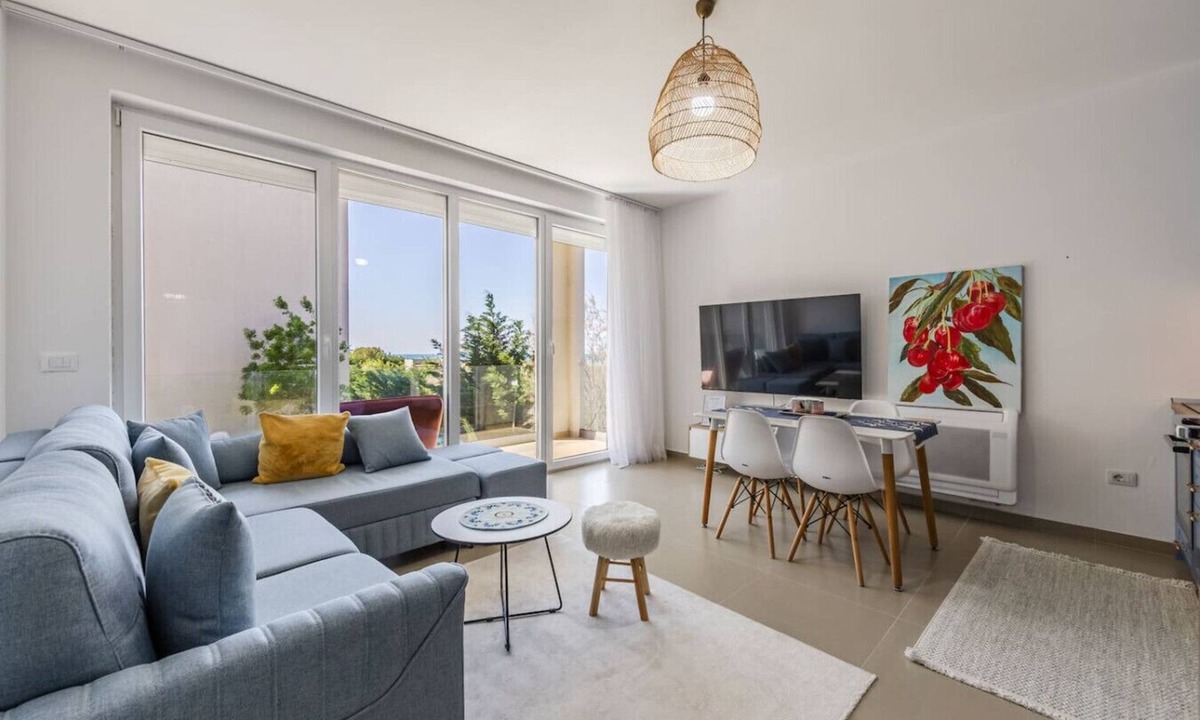 Sakës Apartment | Golden Hour Balcony Apartment | Pool & Beach 100m by PikHost