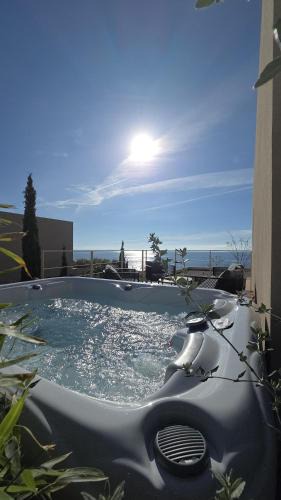 Jala Villa | Green Coast beach villa with pool, hot tub & sauna