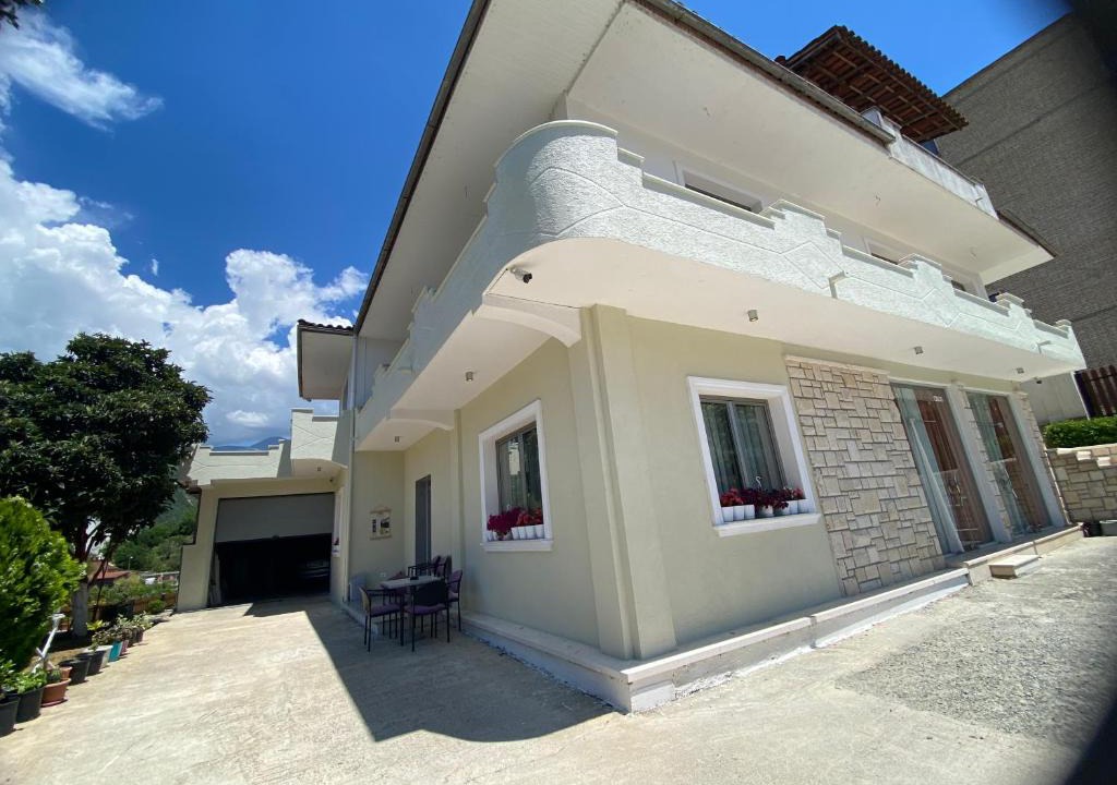 Corovode Apartment | Guest House Nuhellari - Family stay & Breakfast near Osumi Canyons