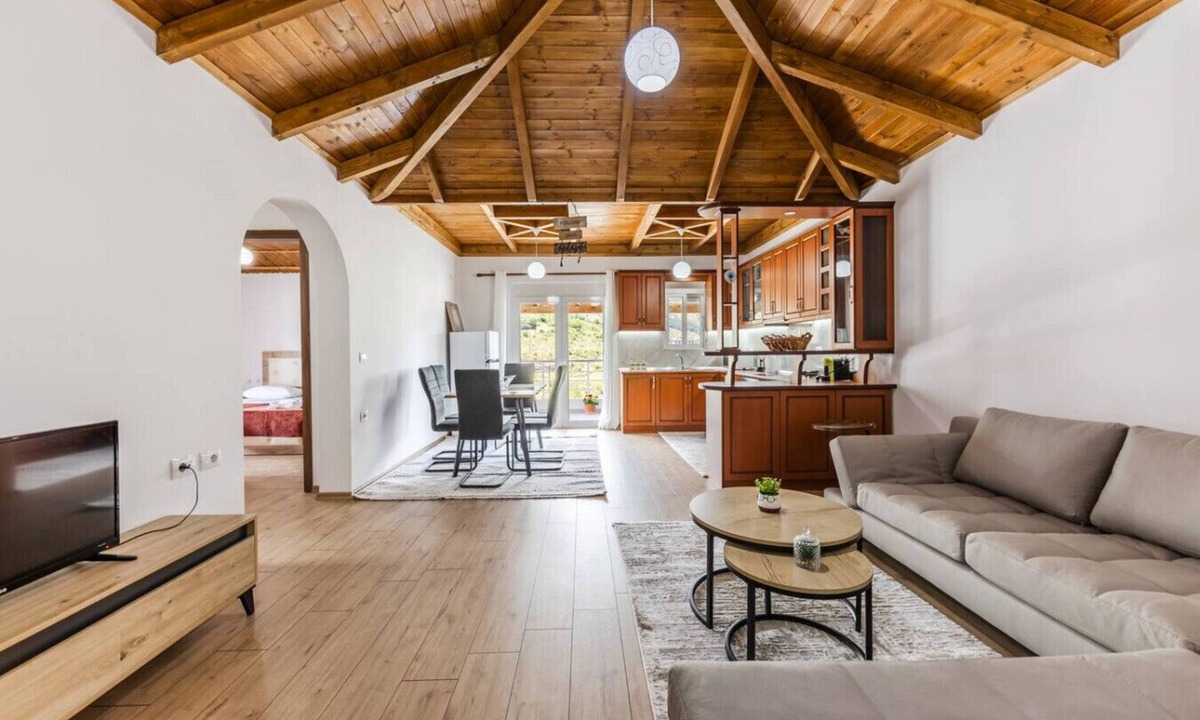 Gjirokaster Apartment | Hillside Apartment Gjirokaster by PikHost