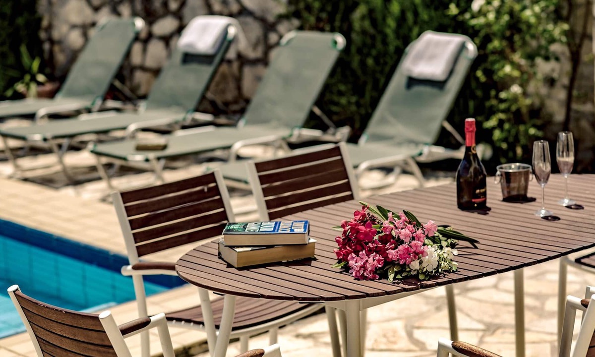 Agrilia Villa | Homerez - Villa for 4 ppl. with swimming-pool, garden and terrace at Agrilia