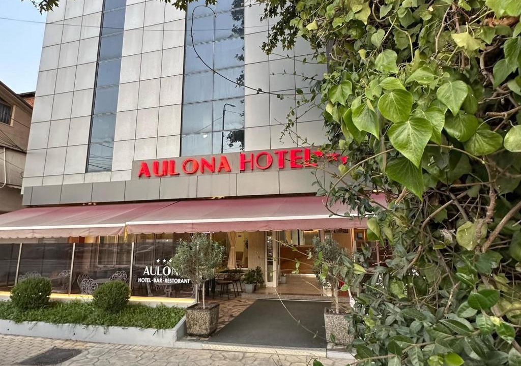 Mbrostar-Urë Hotel | Hotel Aulona