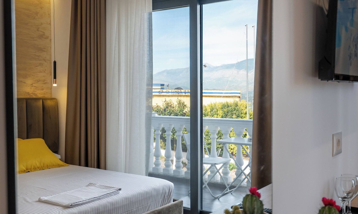Qafe e Gjashtes Hotel | Hotel Flori
