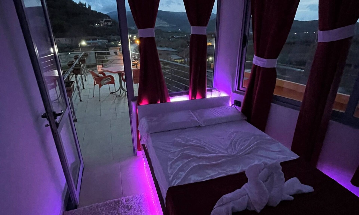 Mbrostar-Urë Hotel | Hotel "Mete"