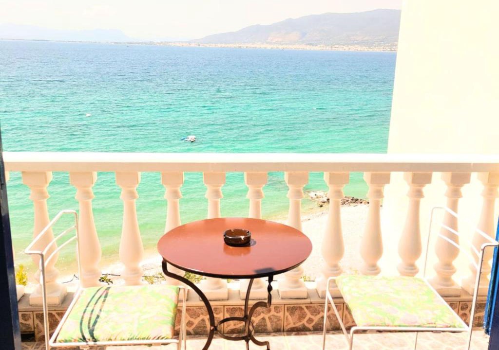 Mikri Mantineia Apartment | Kalamata beach retreat