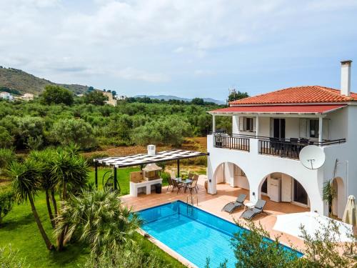 Georgioupolis Villa | Kournas-Sleeps8-Parking-Garden-Pool-PetFriendly